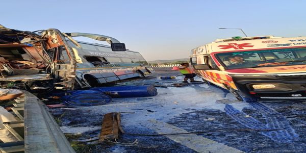 अलवर. एक्सप्रेस वे पर हुआ हादसा। अलवर. एक्सप्रेस वे पर हुआ हादसा।