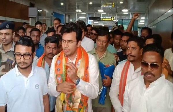 बागडोगरा एयरपोर्ट पर तेजस्वी सूर्या को स्वागत करते भाजपा कार्यकर्ता