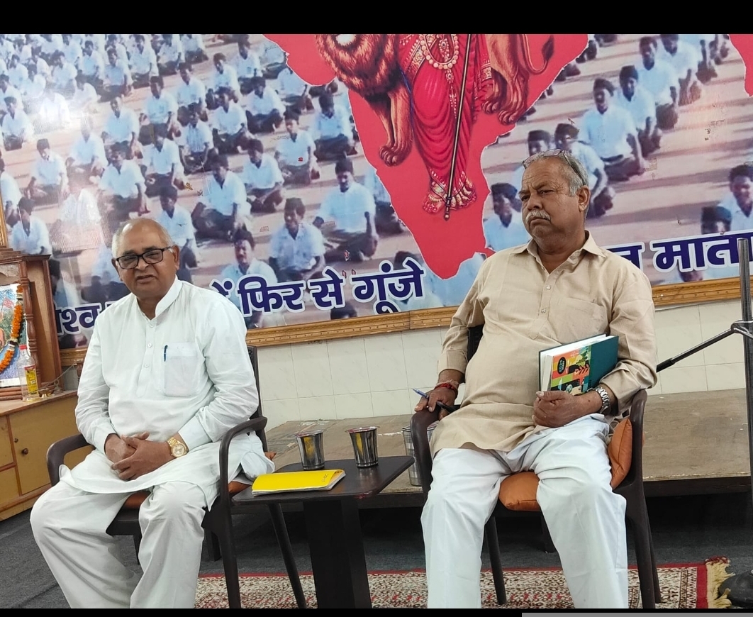 गौ सेवा गतिविधि   बैठक  में नवल किशोर व अन्य।