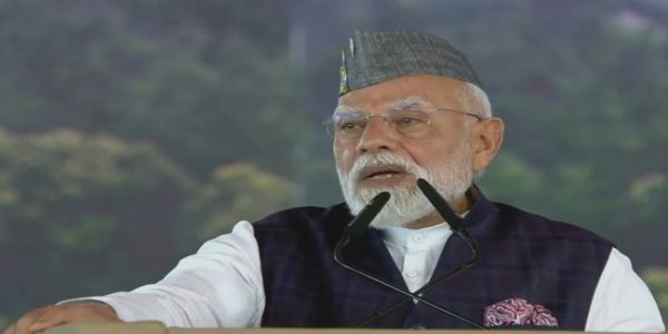 कार्यक्रम में माैजूद जनसमूह काे संबाेधित करते प्रधानमंत्री नरेन्द्र मोदी। कार्यक्रम में माैजूद जनसमूह काे संबाेधित करते प्रधानमंत्री नरेन्द्र मोदी।