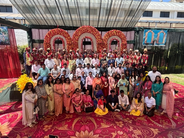 नवविवाहित जोड़ो के साथ रोटरी क्लब के पदाधिकारी