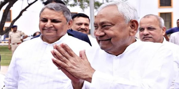 मुख्यमंत्री आवास के बाहर नीतीश कुमार और मंत्री विजय चौधरी एक साथ