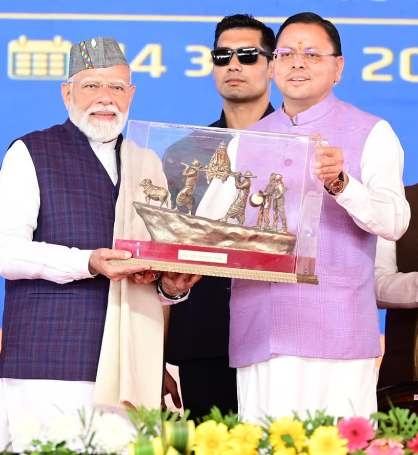 प्रधानमंत्री काे स्मृति चिन्ह भेंट करते मुख्यमंत्री।