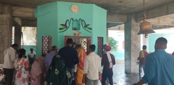 पूजा करते श्रद्धालु