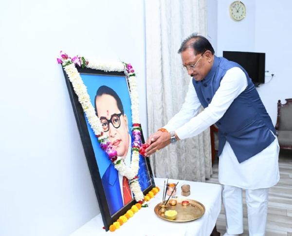 भारत रत्न डॉ. भीमराव अम्बेडकर की जयंती पर उनके छायाचित्र पर पुष्प अर्पित करते मुख्यमंत्री विष्णु देव साय भारत रत्न डॉ. भीमराव अम्बेडकर की जयंती पर उनके छायाचित्र पर पुष्प अर्पित करते मुख्यमंत्री विष्णु देव साय