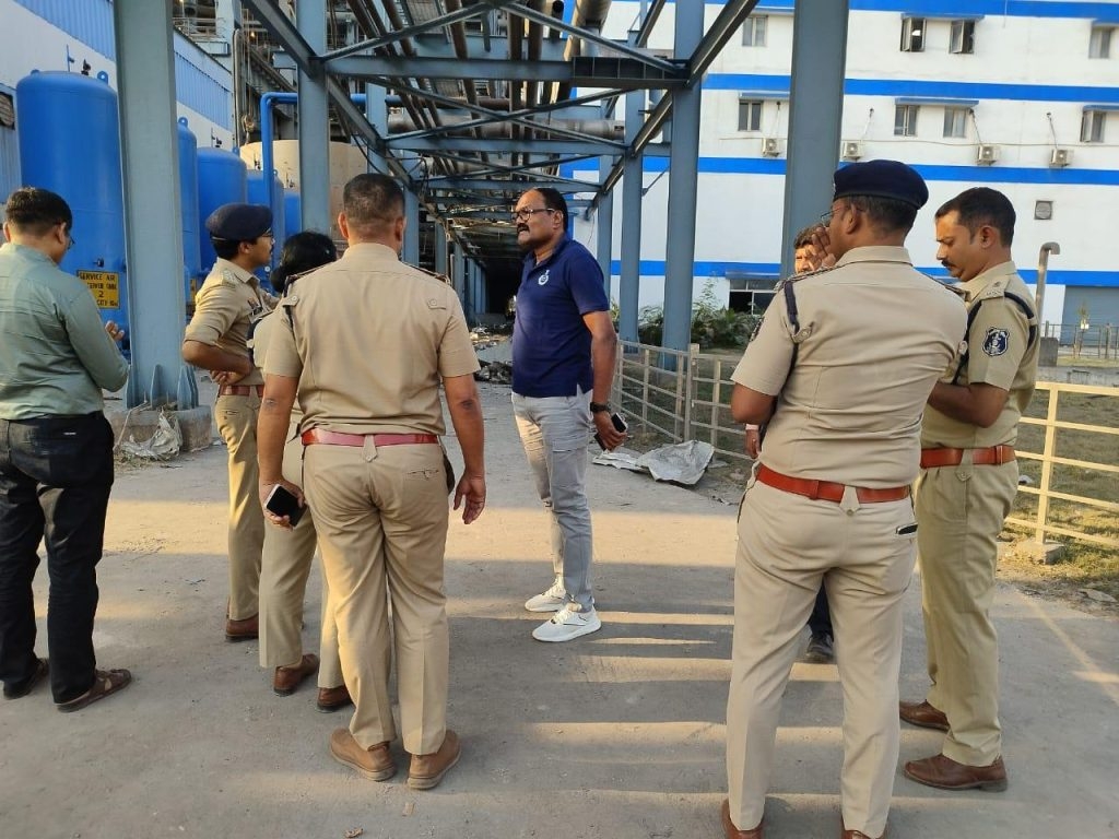 घटना स्थल पर पहुंचे पुलिस अधीक्षक प्रफुल्ल ठाकुर एवं अन्य पुलिस अधिकारी