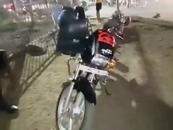 मृतक युवक की बिना नंबर प्लेट की बाइक। मृतक युवक की बिना नंबर प्लेट की बाइक।