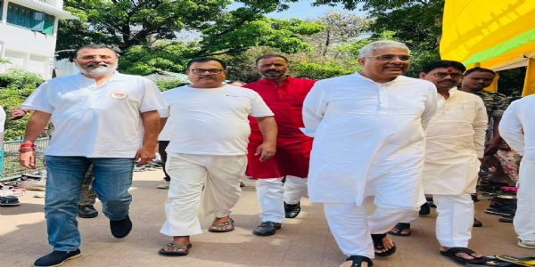 देवघर पहुंचे केंद्रीय मंत्री भूपेंद्र यादव, सत्संग आश्रम में लिया आचार्य देव का आशीर्वाद