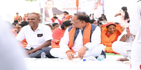 संविधान के मूल्यों को जन-जन तक पहुंचाने का संकल्प: समरसता भोज में शामिल हुए मुख्यमंत्री साय