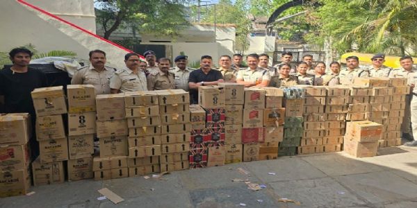 इंदौरः जिलाबदर कुख्यात तस्कर के घर पर आबकारी का बड़ा एक्शन, बड़ी मात्रा में अवैध मदिरा जब्त