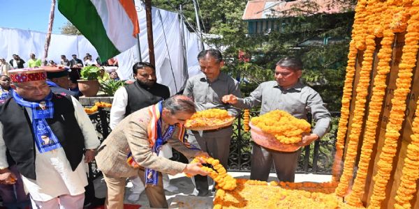 मुख्यमंत्री ने डॉ. भीमराव अम्बेडकर को पुष्पांजलि अर्पित की