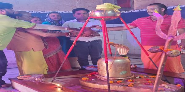 यज्ञा बाबा आश्रम में शिवलिंग पर घट परिवर्तन अनुष्ठान संपन्न