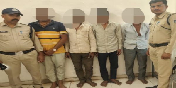 झाबुआ: बालवासा में महिला के कंधे पर पति को बैठाकर गांव में घुमाए जाने संबंधी मामले में चार आरोपित गिरफतार
