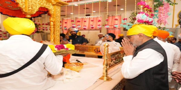 बैसाखी पर्व पर उपराष्ट्रपति ने गुरुद्वारा रकाब गंज साहिब में माथा टेका