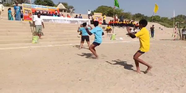 काशी में पहली बार गंगा की रेत पर महिला बीच हैंडबॉल प्रतियोगिता,खिलाड़ियों ने दिखाया दमखम