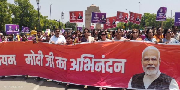 ‘नारी शक्ति वंदन अधिनियम’ के समर्थन में इंडिया गेट पर बनाई गई मानव शृंखला