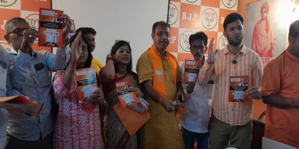 आसनसोल उत्तर विधानसभा में भाजपा उम्मीदवार कृष्णेंदु मुखर्जी ने जारी किया घोषणापत्र