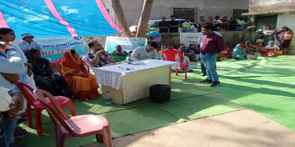 अंबिकापुर : जिला सीईओ ने किया विकास कार्यों का निरीक्षण, सचिव निलंबित और अधूरे आवासों पर अल्टीमेटम