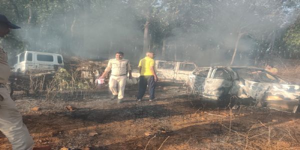 अनूपपुर: जंगल की आग से अमरकंटक थाना परिसर खड़े 2 ट्रक, 2 चारपहिया वाहन एवं 6 बाइकें जलीं