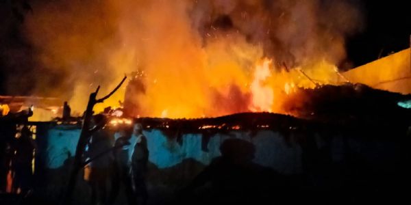 मकान में लगी आग,आठ लाख रुपये की संपत्ति जलकर नष्ट