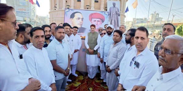फतेहाबाद : राज्यसभा सांसद सुभाष बराला ने अंबेडकर चौक पर प्रतिमा पर पुष्पांजलि अर्पित कर किया नमन