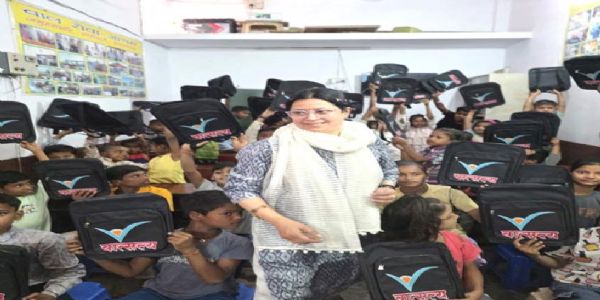 डॉ. कीर्तिका अग्रवाल ने बच्चों को सामग्री वितरित कर शिक्षा के प्रति किया प्रेरित