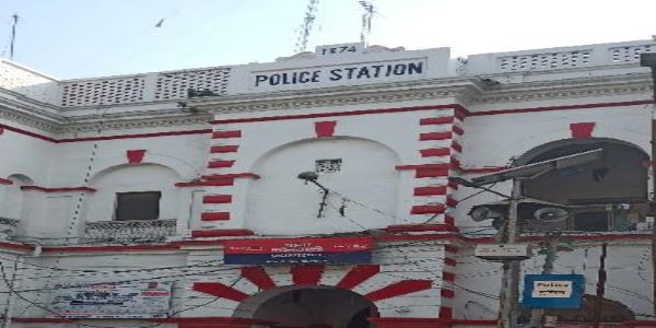 घर के अन्दर फंदे से लटका मिला युवक का शव