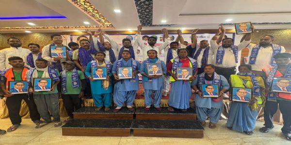 दलित आदिवासी मूलवासी उत्थान मंच ने सफाई कर्मियों को किया सम्मानित