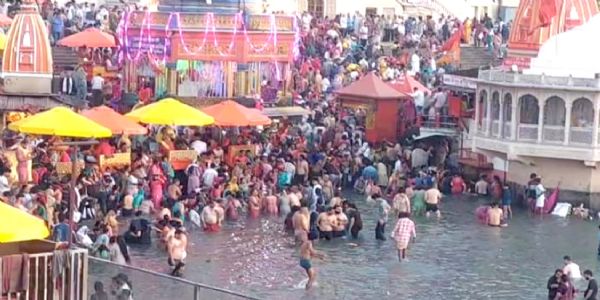 बैसाखी पर्व पर हरिद्वार में आस्था का सैलाब, गंगा घाटों पर उमड़ी श्रद्धालुओं की भीड़
