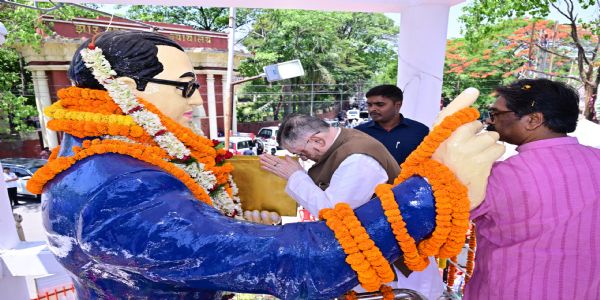 रांची में अंबेडकर जयंती पर राज्यपाल-मुख्यमंत्री ने दी श्रद्धांजलि, संविधान के मूल्यों को अपनाने का आह्वान