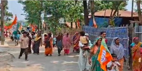 तृणमूल की रैली में भाजपा का झंडा, बच्चों की मौजूदगी पर विवाद तेज