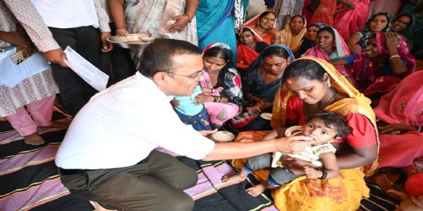 जांजगीर चांपा: ग्राम पंचायत करमा की ग्राम सभा में पहुंचे कलेक्टर, ग्रामीणों से सीधा संवाद कर जानी जमीनी हकीकत