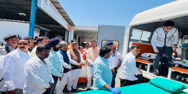 हैदराबाद से इलाज करा पांच साल बाद झारखंड लौटे पूर्व विधायक का एयरपोर्ट पर स्वागत