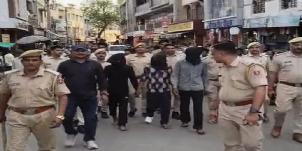 पानी पीने के बहाने घर में घुसकर चेन तोड़ी, तीन गिरफ्तार