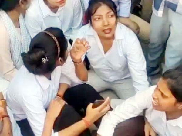 मदरसन कंपनी गेट पर धरना देकर बैठे कर्मचारी। मदरसन कंपनी गेट पर धरना देकर बैठे कर्मचारी।