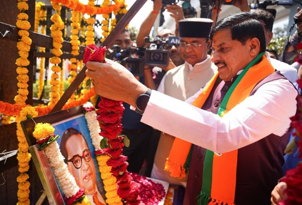 मुख्यमंत्री डॉ. मोहन यादव ने डॉ. भीमराव अंबेडकर की जयंती पर भोपाल में उनकी प्रतिमा और चित्र पर माल्यार्पण किया