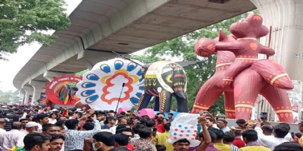 बैशाखी शोभायात्रा में शामिल एक झांकी। फोटो - ढाका ट्रिब्यून