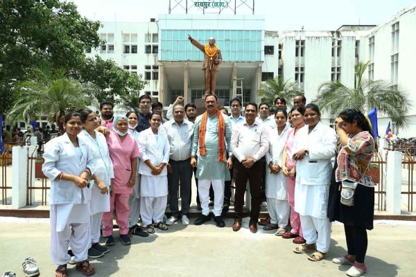 अम्बेडकर अस्पताल में बाबा साहेब की जयंती  पर उन्हें नमन करते हुए