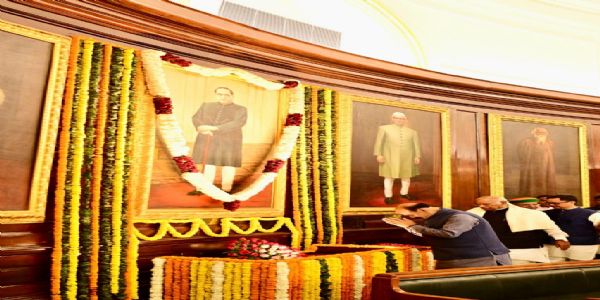 लोकसभा अध्यक्ष ओम बिरला डॉ अंबेडकर को श्रद्धांजलि देते हुए