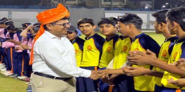 खिलाड़ियों से मिलते मंडल रेल प्रबंधक