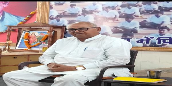 अखिल भारतीय सह संयोजक, गौ सेवा गतिविधि नवल किशोर  तिलक पर बैठक करते हुए।