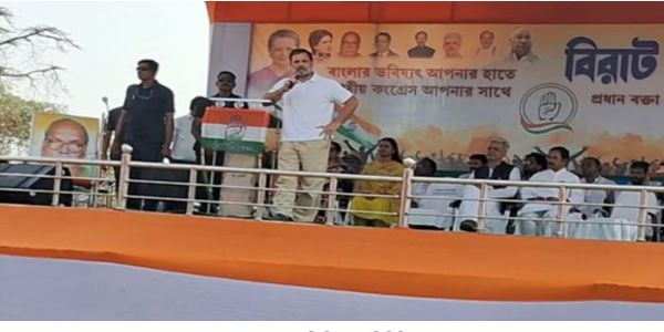 सभा को संबोधित करते राहुल गांधी सभा को संबोधित करते राहुल गांधी