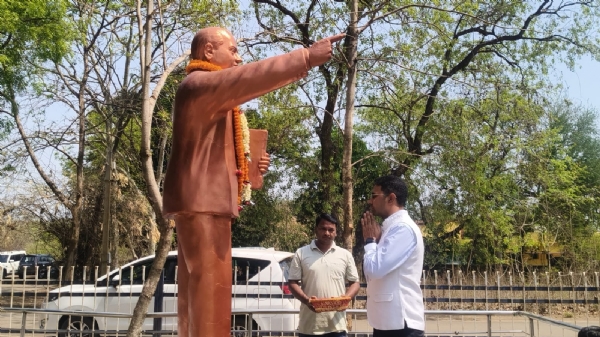 कलेक्टोरेट परिसर स्थित डॉ.भीमराव अम्बेडकर क़ी प्रतिमा पर पुष्प अर्पित