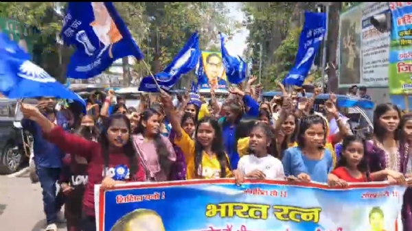 शोभायात्रा में शामिल लोग शोभायात्रा में शामिल लोग