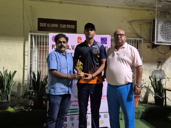 नाबाद शतकीय पारी खेलने वाले श्रेष्ठ यादव