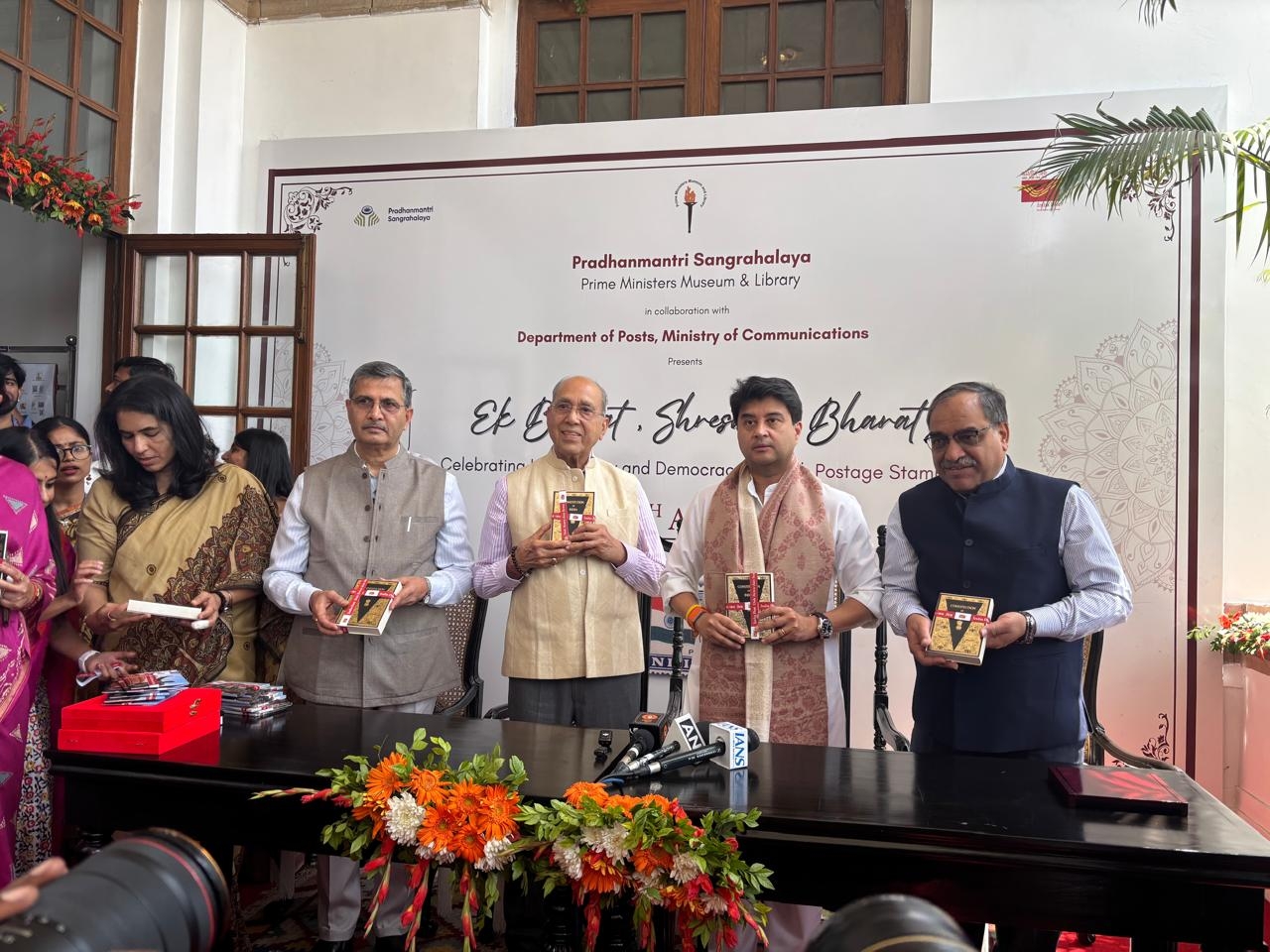 प्रधानमंत्री संग्रहालय में अंबेडकर जयंती पर संविधान, बाबा साहेब और प्रधानमंत्री कार्यालय से जुड़े विशेष पोस्टकार्ड्स का लोकार्पण करते हुए केंद्रीय संचार मंत्री ज्योतिरादित्य सिंधिया।