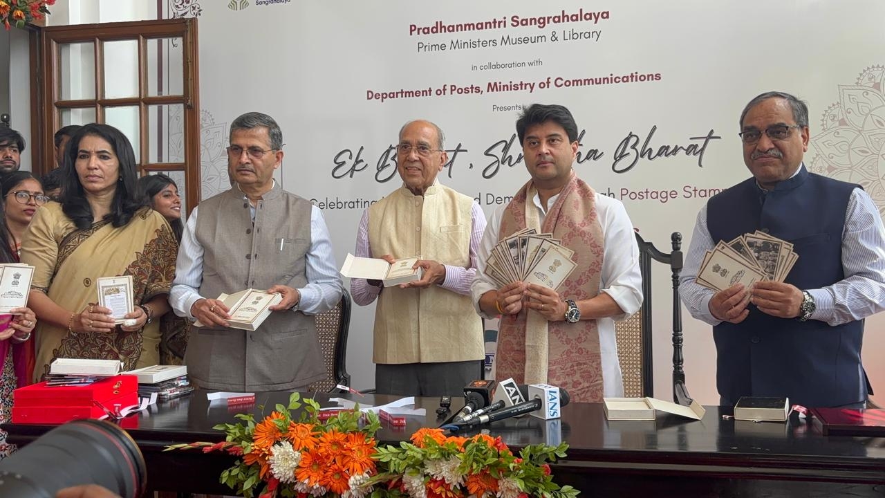 प्रधानमंत्री संग्रहालय में अंबेडकर जयंती पर संविधान, बाबा साहेब और प्रधानमंत्री कार्यालय से जुड़े विशेष पोस्टकार्ड्स का लोकार्पण करते हुए केंद्रीय संचार मंत्री ज्योतिरादित्य सिंधिया।