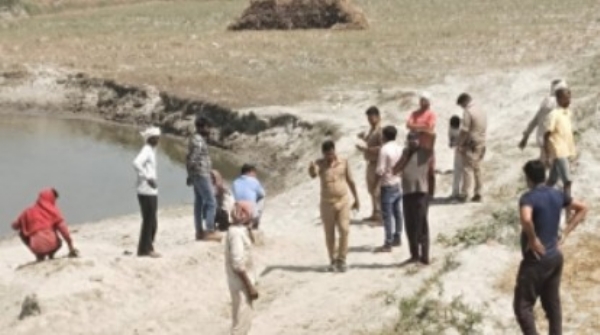 मोके पर मोजूदभीड़ व पुलिस