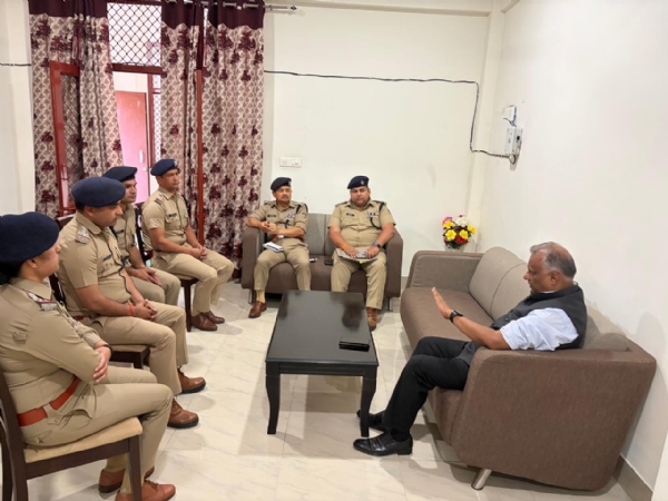 चार धाम यात्रा की त व्यापक सुरक्षा को लेकर बैठक लेते अपर पुलिस महानिदेशक