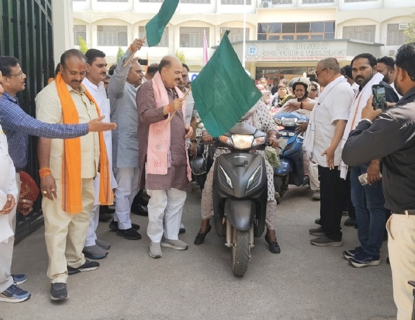 रैली का शुभारंभ करते हुए राज्यसभा